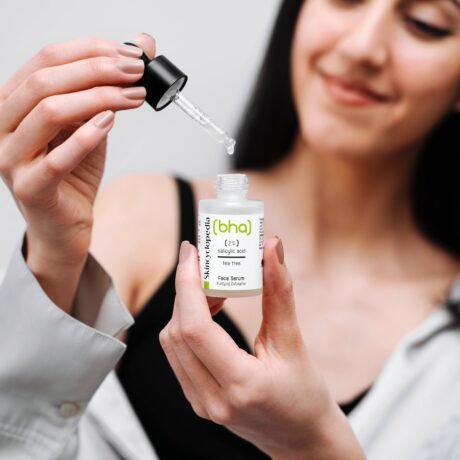 3770005 Face Serum_2% Salicylic Acid_Lifestyle-2